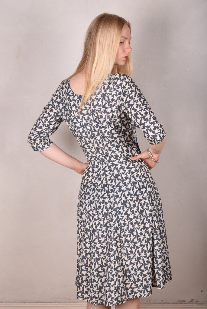 Janet, Stretch silk dress w. wide skirt and pockets. Midi/Knee-lenght "Tin-bird" - Tone Barker Silk