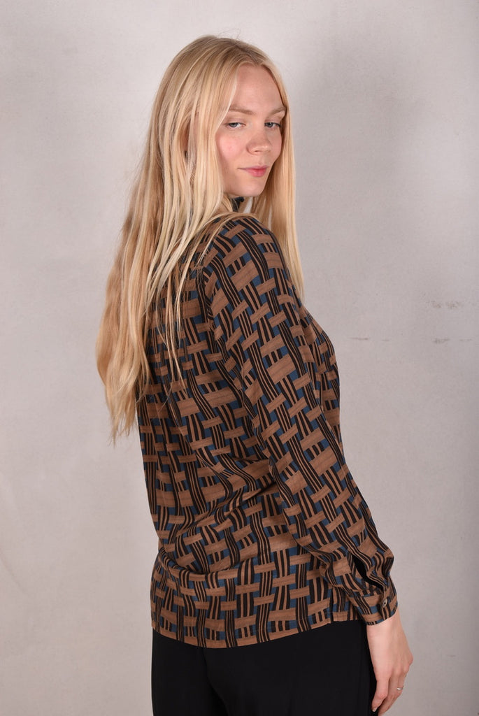 Tamie-crepe. 100% Silk crepe shirt. Print "Blasket-Brown" - Tone Barker Silk