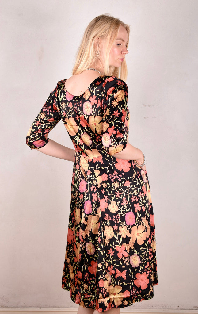 Janet, Stretch silk dress w. wide skirt and pockets. Midi/Knee-lenght "Angel/demon" by Boeje Barker (Copy) - Tone Barker Silk