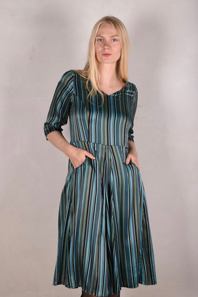 Janet, Stretch silk dress w. wide skirt and pockets. Midi/Knee-lenght "M.B Stripe Petrol" - Tone Barker Silk