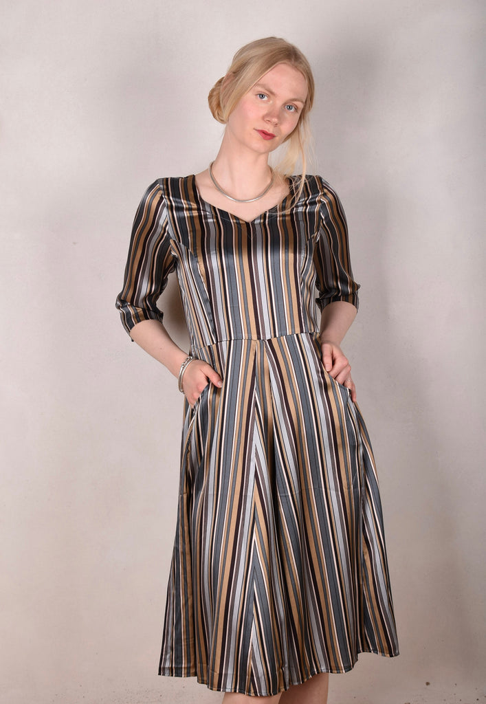 Janet, Stretch silk dress w. wide skirt and pockets. Midi/Knee-lenght "M.B Stripe" - Tone Barker Silk