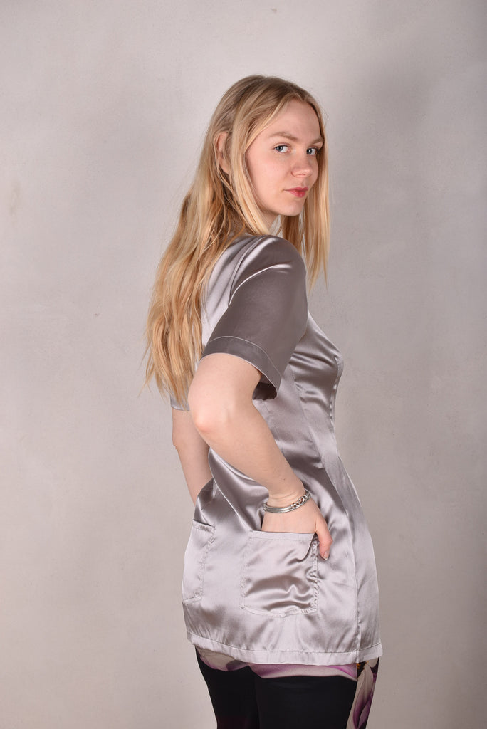 M.BARKER long shirt w.short sleeves and pockets on backside "Silver" - Tone Barker Silk