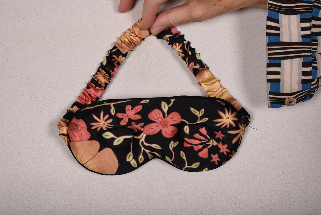 Sleeping mask in pure silk. New version w. extra comfort for your eyes. Print Angels/demons - Tone Barker Silk