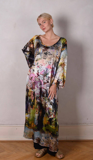 Indrea,  Maxi dress kaftan-style with pockets in Stretch satin silk. Print "Val-de-Nulle" - Tone Barker Silk