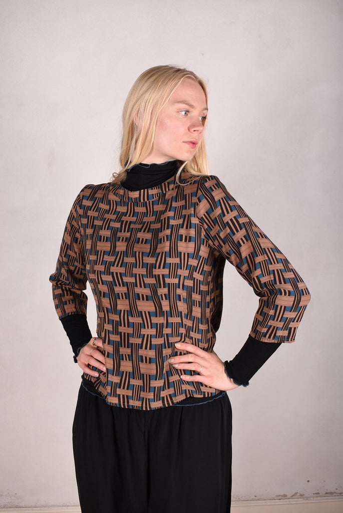 Audrey. Silk satin stretch top, classic style. Print: "Blasket-Brown" - Tone Barker Silk