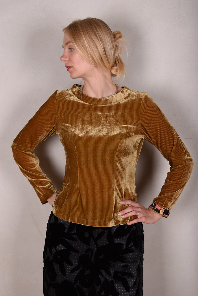 Caudrey Our classic blouse in a corduroy-velvet version. Camel - Tone Barker Silk