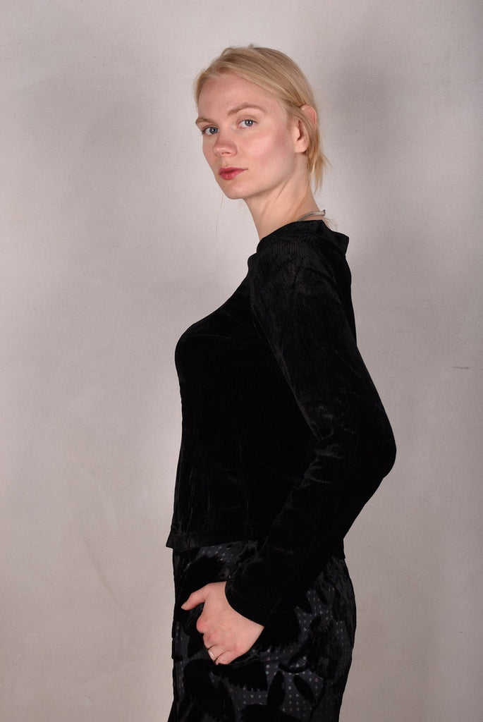 Caudrey Our classic blouse in a corduroy-velvet version. Black - Tone Barker Silk