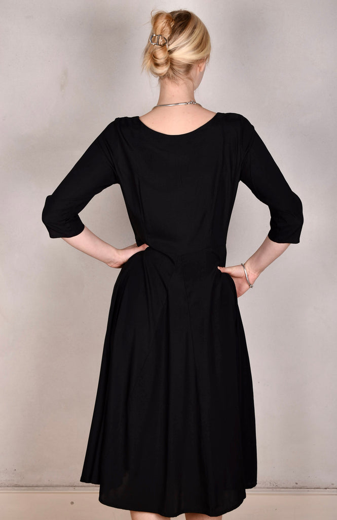 Janet, Stretch silk dress w. wide skirt and pockets. Midi/Knee-lenght "Black" - Tone Barker Silk