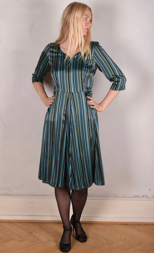 Janet, Stretch silk dress w. wide skirt and pockets. Midi/Knee-lenght "M.B Stripe Petrol" - Tone Barker Silk