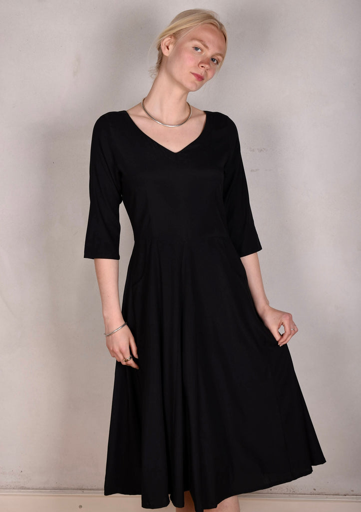 Janet, Stretch silk dress w. wide skirt and pockets. Midi/Knee-lenght "Black" - Tone Barker Silk