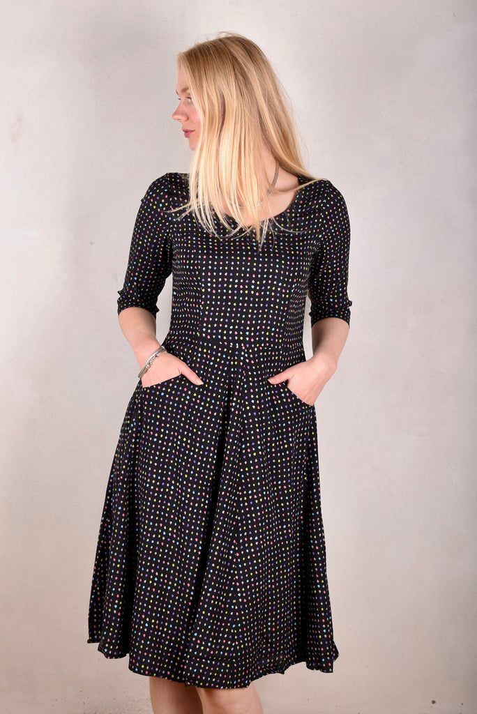 Janet, Stretch silk dress w. wide skirt and pockets. Midi/Knee-lenght "Blears" - Tone Barker Silk