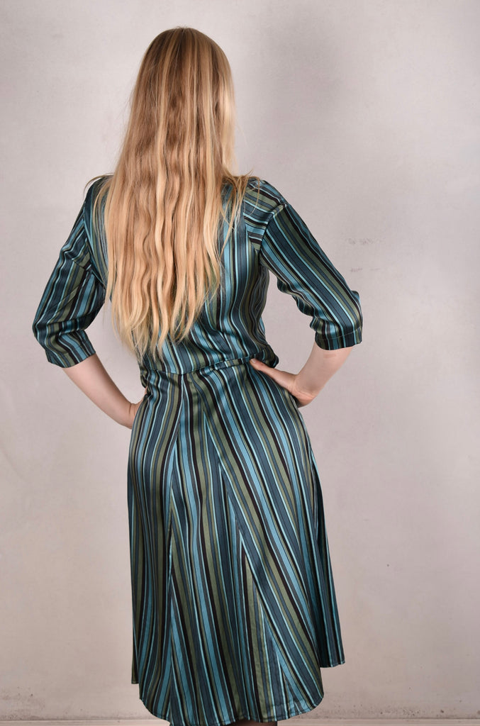 Janet, Stretch silk dress w. wide skirt and pockets. Midi/Knee-lenght "M.B Stripe Petrol" - Tone Barker Silk