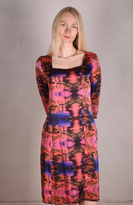 Pernille  Stretch silk dress w. 3/4 sleeves and square neckline "Calling" by M.S.O.(red version) - Tone Barker Silk