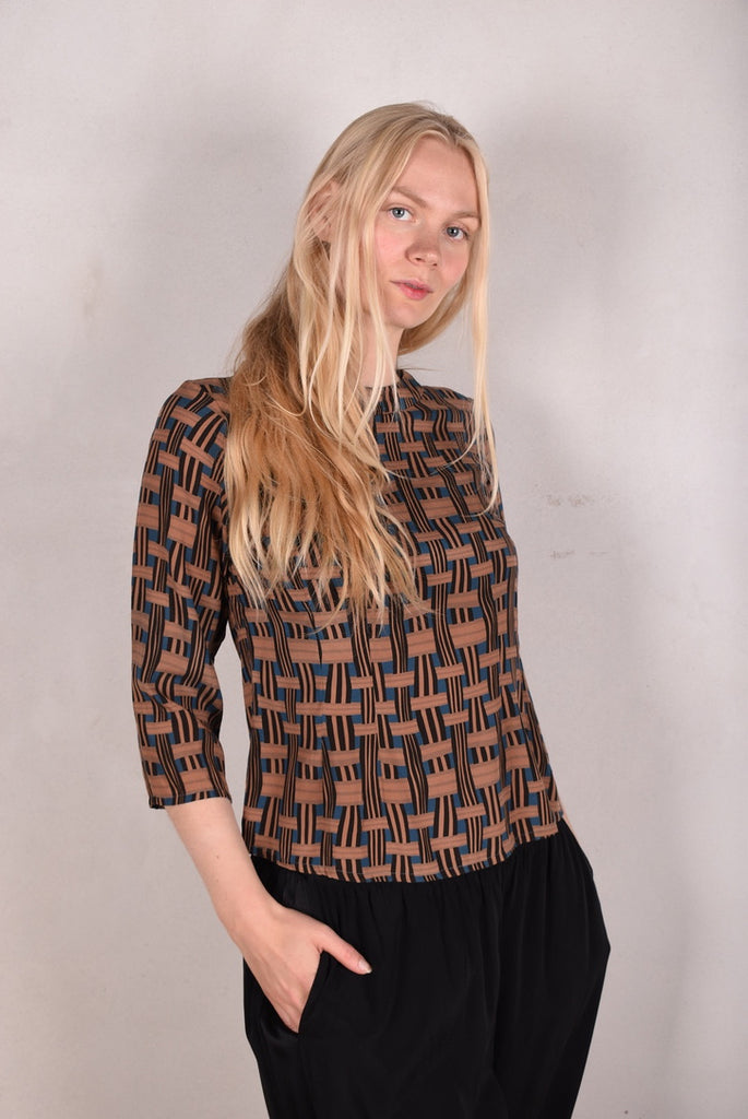 Audrey. Silk satin stretch top, classic style. Print: "Blasket-Brown" - Tone Barker Silk