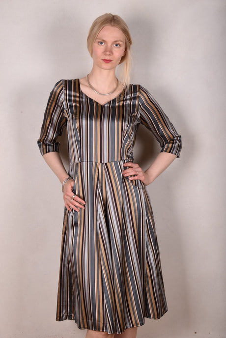 Janet, Stretch silk dress w. wide skirt and pockets. Midi/Knee-lenght "M.B Stripe" - Tone Barker Silk