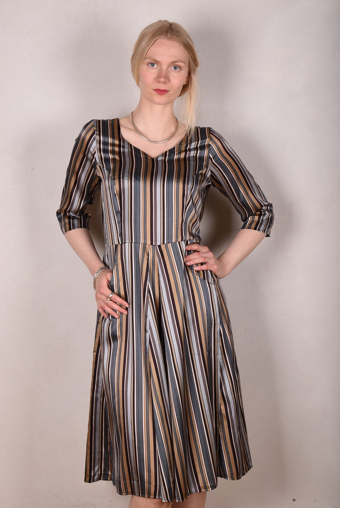 Janet, Stretch silk dress w. wide skirt and pockets. Midi/Knee-lenght "M.B Stripe" - Tone Barker Silk