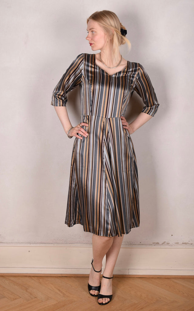 Janet, Stretch silk dress w. wide skirt and pockets. Midi/Knee-lenght "M.B Stripe" - Tone Barker Silk