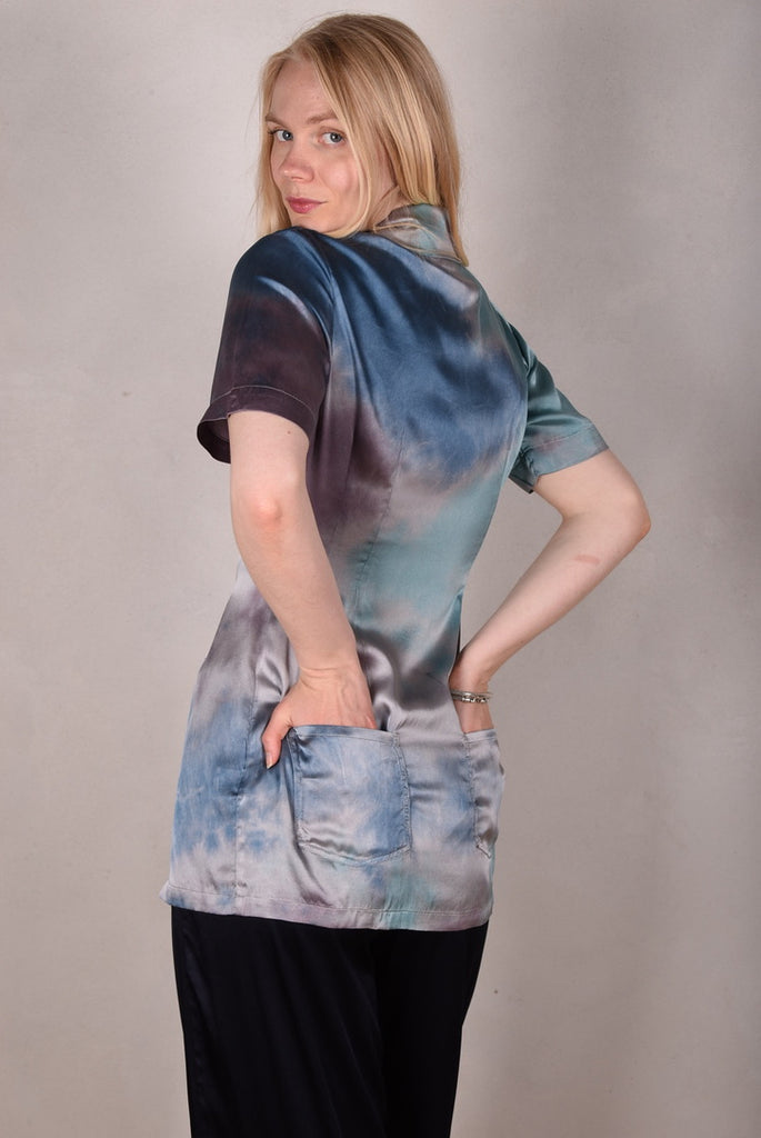 M.BARKER long shirt w.short sleeves and pockets on backside "Shadow" Dyed by hand in Cph. - Tone Barker Silk