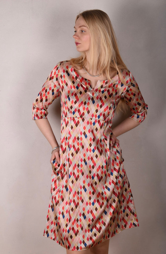 Parinaldi. Classic dress in stretch silk. 3/4 sleeves and side pockets. Print: "Harlequin" - Tone Barker Silk