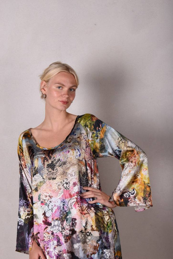 Indrea,  Maxi dress kaftan-style with pockets in Stretch satin silk. Print "Val-de-Nulle" - Tone Barker Silk