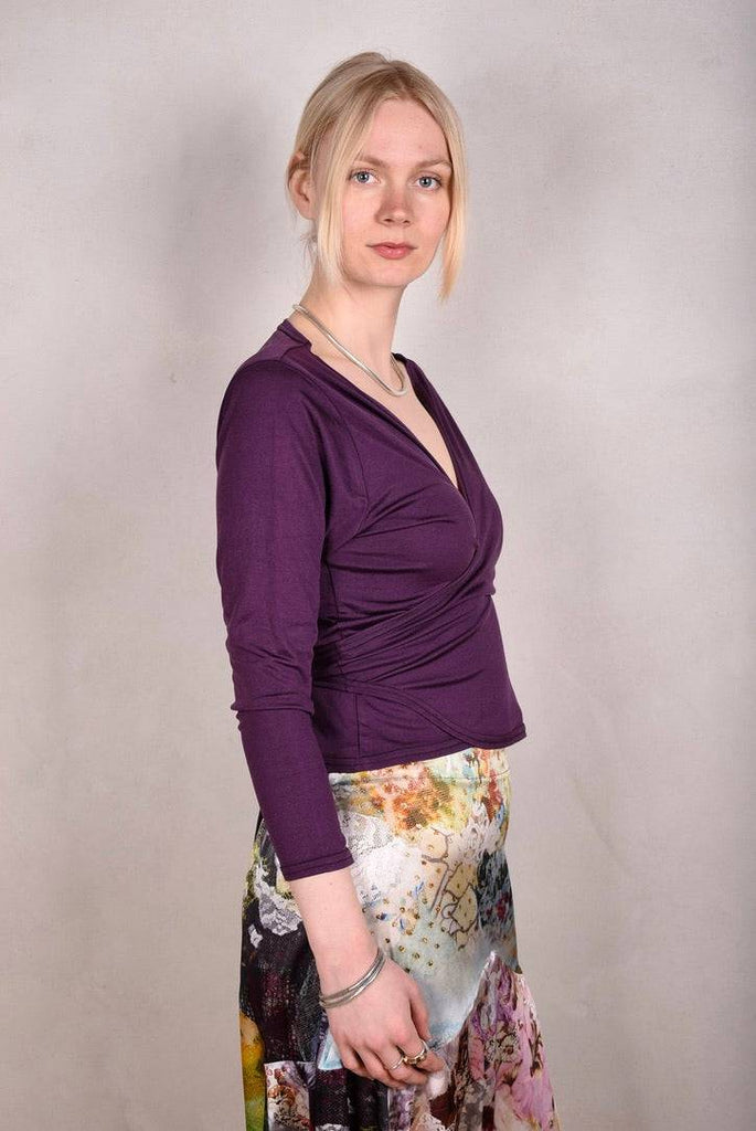 Wrapic. Wrap top in 100% silk jersey (silk knit) Col.: "Aubergine" - Tone Barker Silk