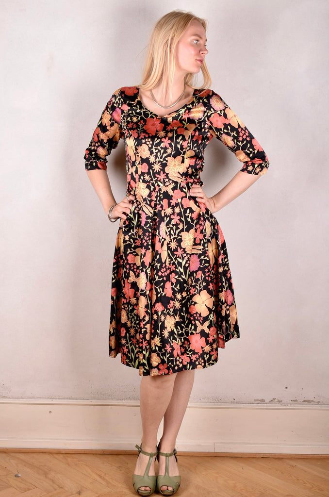 Janet, Stretch silk dress w. wide skirt and pockets. Midi/Knee-lenght "Angel/demon" by Boeje Barker (Copy) - Tone Barker Silk