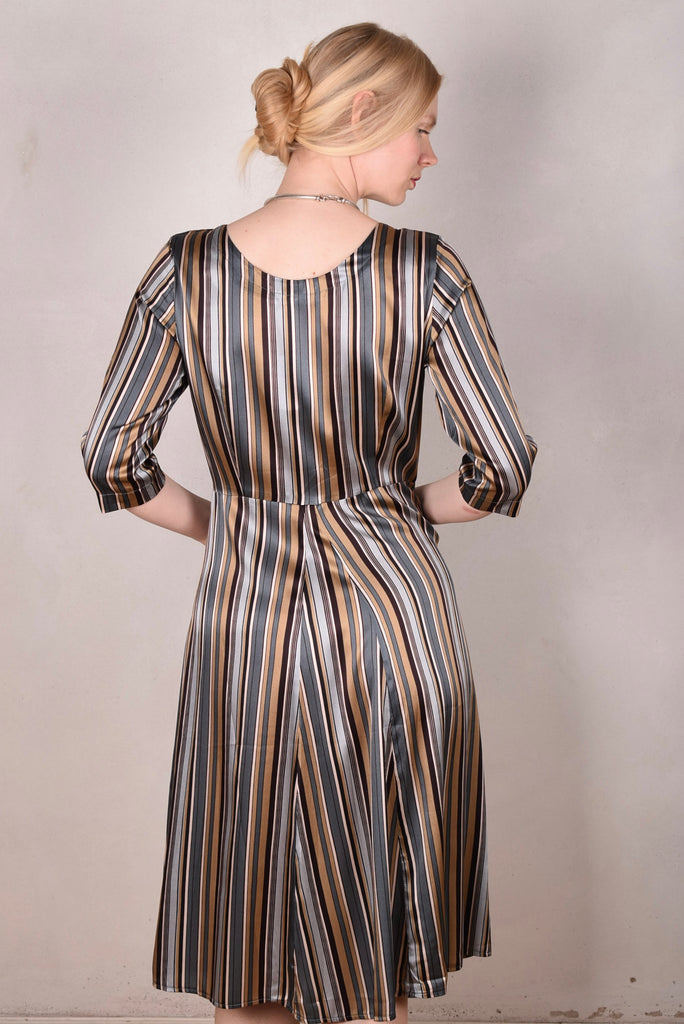 Janet, Stretch silk dress w. wide skirt and pockets. Midi/Knee-lenght "M.B Stripe" - Tone Barker Silk