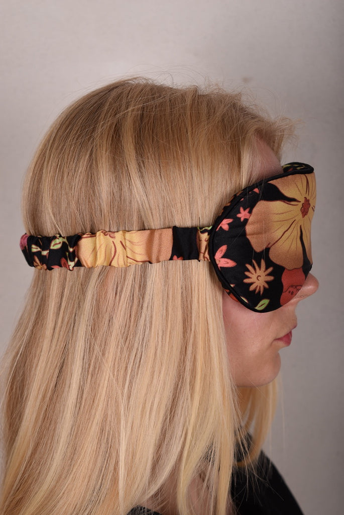 Sleeping mask in pure silk. New version w. extra comfort for your eyes. Print Angels/demons - Tone Barker Silk