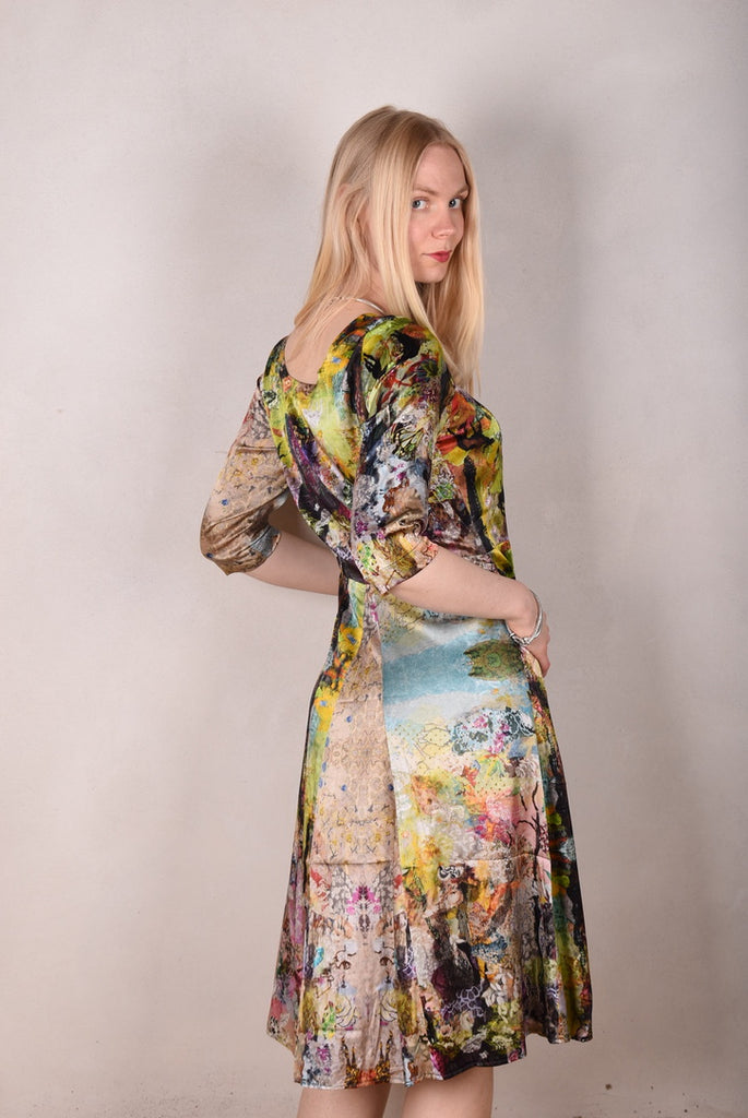 Janet, Stretch silk dress w. wide skirt and pockets. Midi/Knee-lenght "Nu-Val-de-Nulle" - Tone Barker Silk