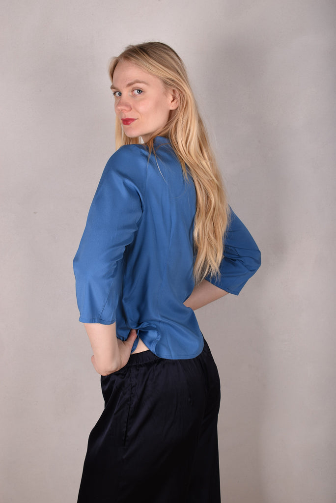 Audrey. Silk satin stretch top, classic style. Col.: "Bluepal" - Tone Barker Silk
