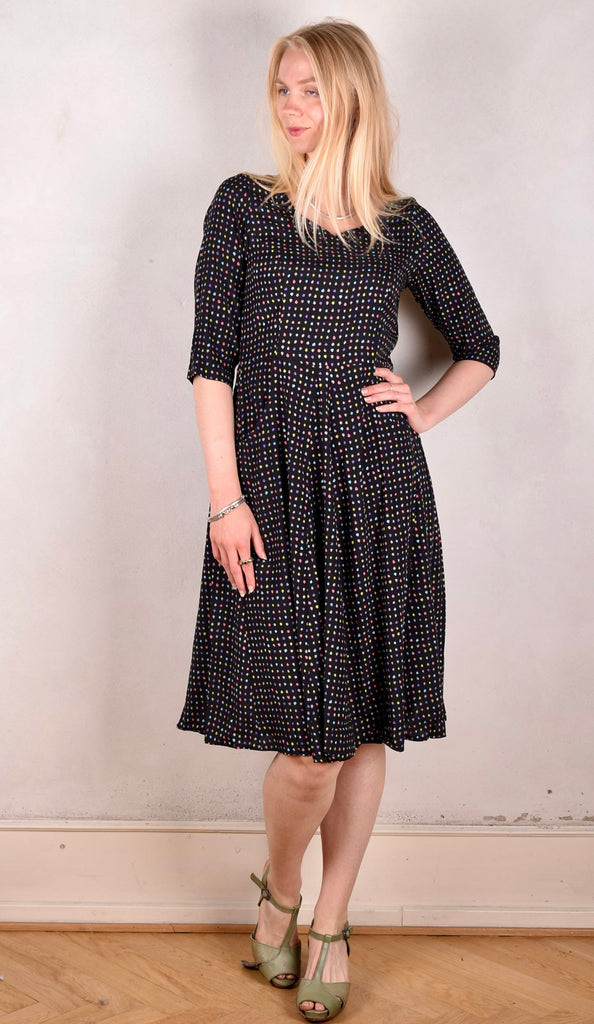 Janet, Stretch silk dress w. wide skirt and pockets. Midi/Knee-lenght "Blears" - Tone Barker Silk