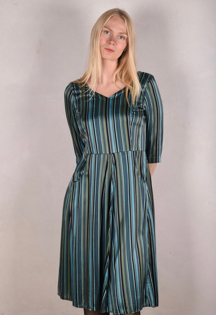 Janet, Stretch silk dress w. wide skirt and pockets. Midi/Knee-lenght "M.B Stripe Petrol" - Tone Barker Silk