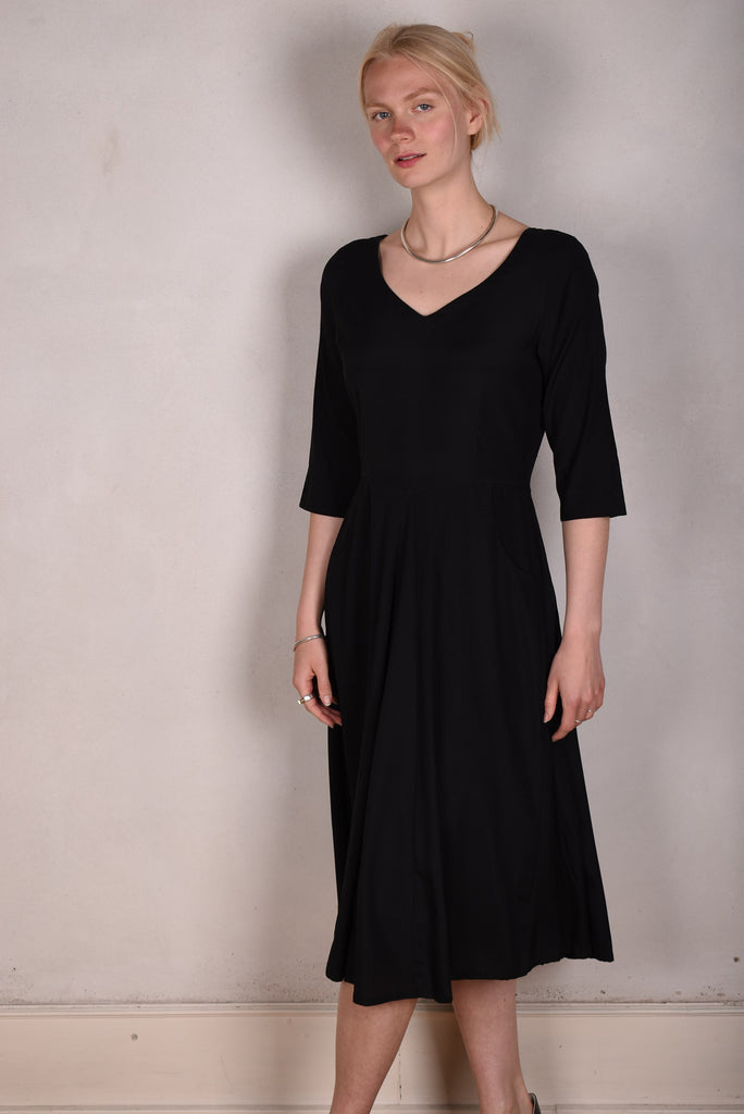 Janet, Stretch silk dress w. wide skirt and pockets. Midi/Knee-lenght "Black" - Tone Barker Silk
