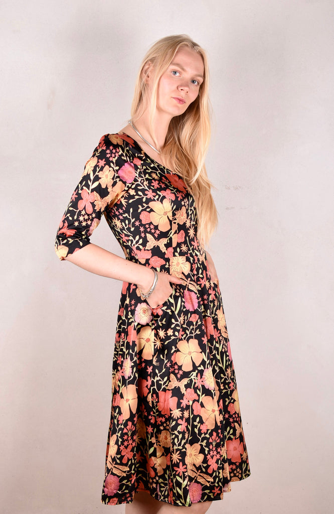 Janet, Stretch silk dress w. wide skirt and pockets. Midi/Knee-lenght "Angel/demon" by Boeje Barker (Copy) - Tone Barker Silk