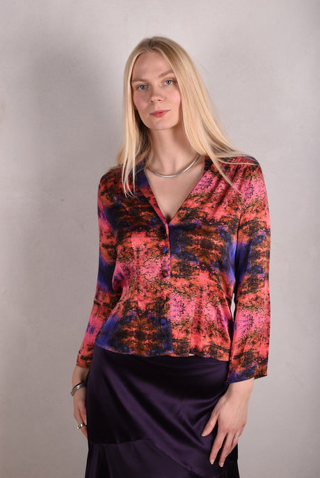 Bifty. Shirt/jacket in Stretch Silk Satin with covered buttons "Calling-red" Artist print - Tone Barker Silk