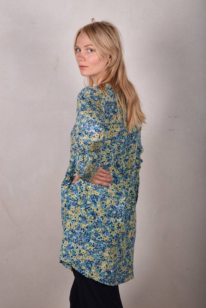 Short dress "Zia" in 100% silk Crepe de Chine. Flower (watercolour) print. Blue - Tone Barker Silk