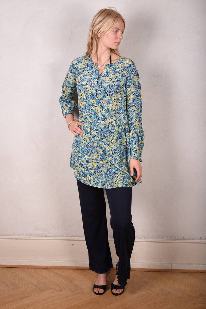 Short dress "Zia" in 100% silk Crepe de Chine. Flower (watercolour) print. Blue - Tone Barker Silk