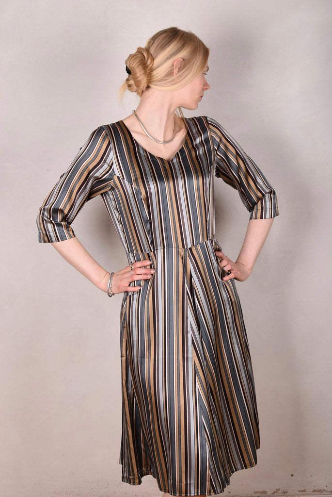 Janet, Stretch silk dress w. wide skirt and pockets. Midi/Knee-lenght "M.B Stripe" - Tone Barker Silk