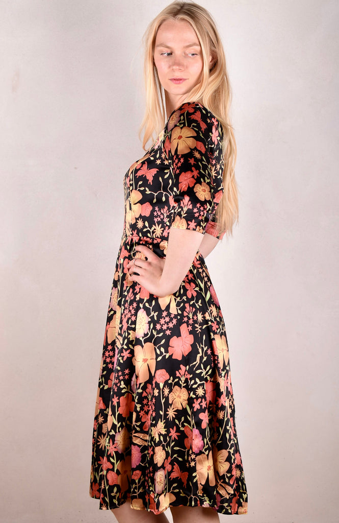 Janet, Stretch silk dress w. wide skirt and pockets. Midi/Knee-lenght "Angel/demon" by Boeje Barker (Copy) - Tone Barker Silk