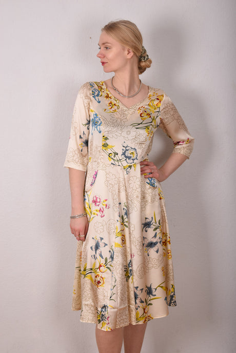 Janet, Stretch silk dress w. wide skirt and pockets. Midi/Knee-lenght "Lillies" (shiny silk) - Tone Barker Silk