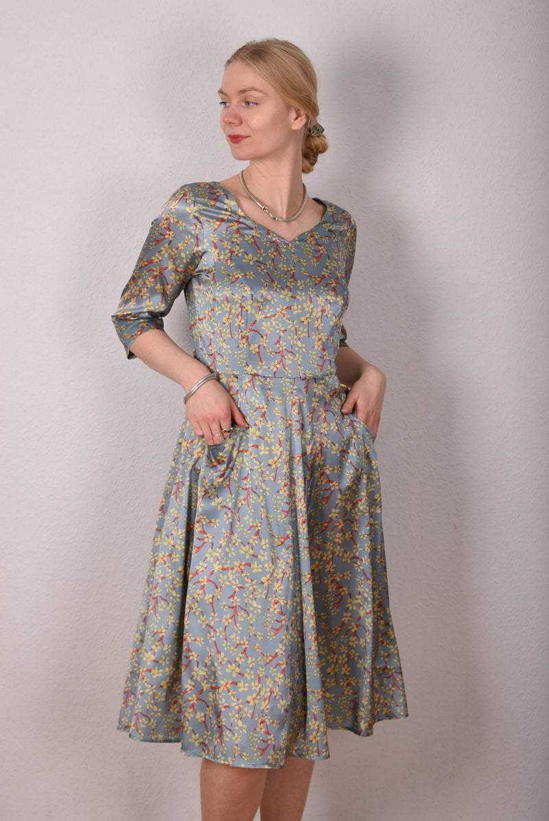 Janet, Stretch silk dress w. wide skirt and pockets. Midi/Knee-lenght "Ponais" (shiny silk) - Tone Barker Silk