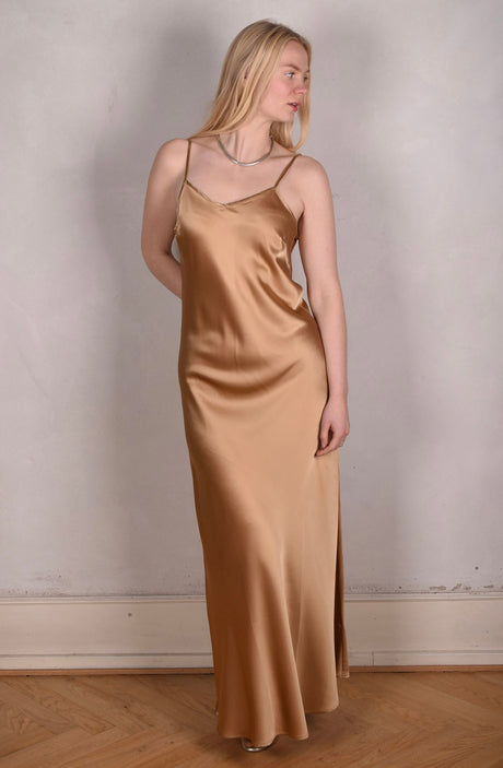 Paulima. Full lenght "Slip"-dress in stretch silk satin. Col: Camel (golden) - Tone Barker Silk
