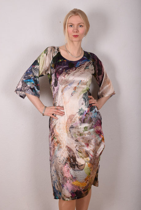 Be-Drea. Caftan style dress w. raglan sleeves and side pockets. Print: Megangel(shiny surface) - Tone Barker Silk