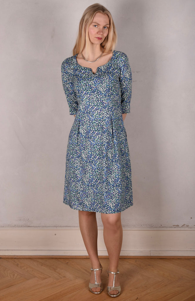 Parinaldi. Classic dress in stretch silk. 3/4 sleeves and side pockets. Print: "Props" - Tone Barker Silk