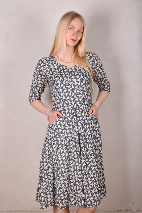 Janet, Stretch silk dress w. wide skirt and pockets. Midi/Knee-lenght "Tin-bird" - Tone Barker Silk