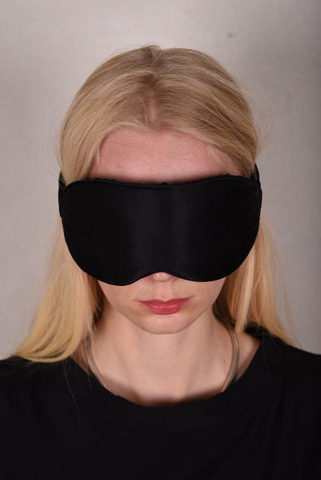Sleeping mask in pure silk. New version w. extra comfort for your eyes. Black - Tone Barker Silk