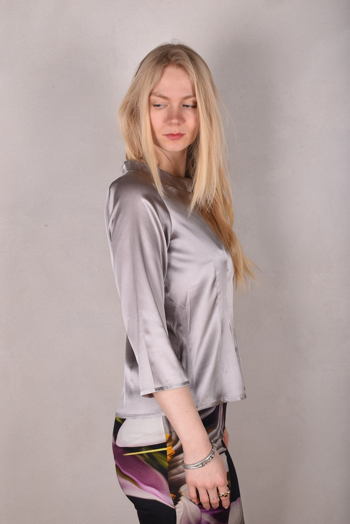 Audrey. Silk satin stretch top, classic style. Col.: "Silver" - Tone Barker Silk