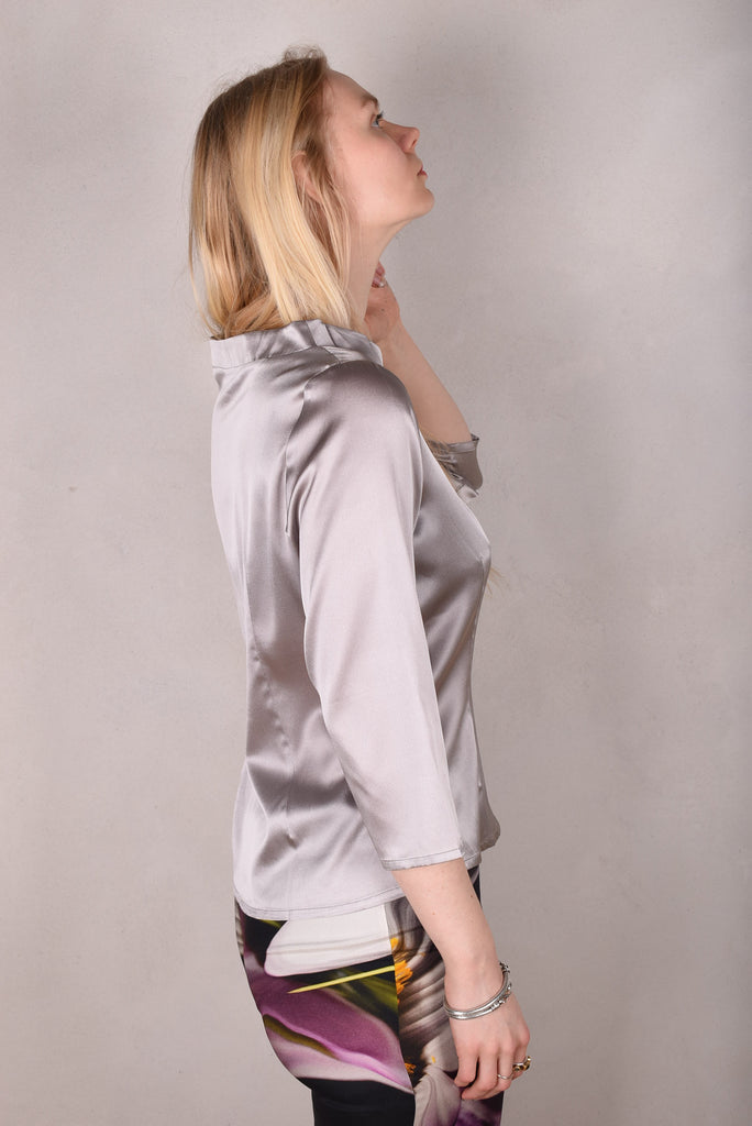 Audrey. Silk satin stretch top, classic style. Col.: "Silver" - Tone Barker Silk