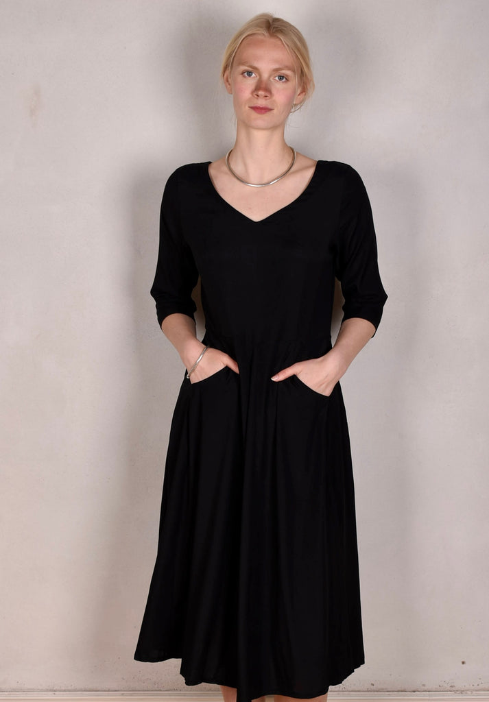 Janet, Stretch silk dress w. wide skirt and pockets. Midi/Knee-lenght "Black" - Tone Barker Silk