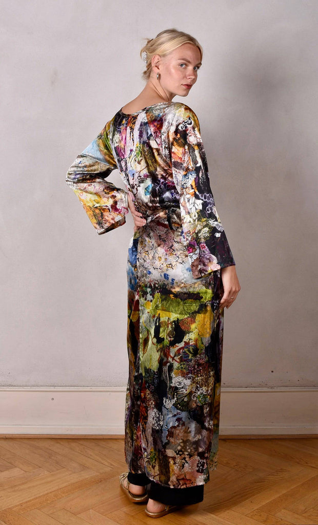 Indrea,  Maxi dress kaftan-style with pockets in Stretch satin silk. Print "Val-de-Nulle" - Tone Barker Silk